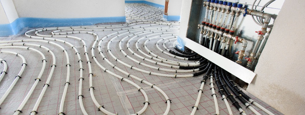Hausbau mit Innenausbau der Fußbodenheizung und Sanitär