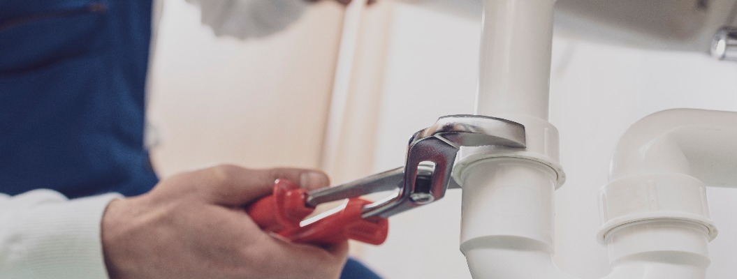 Klempner repariert ein Waschbecken zu Hause