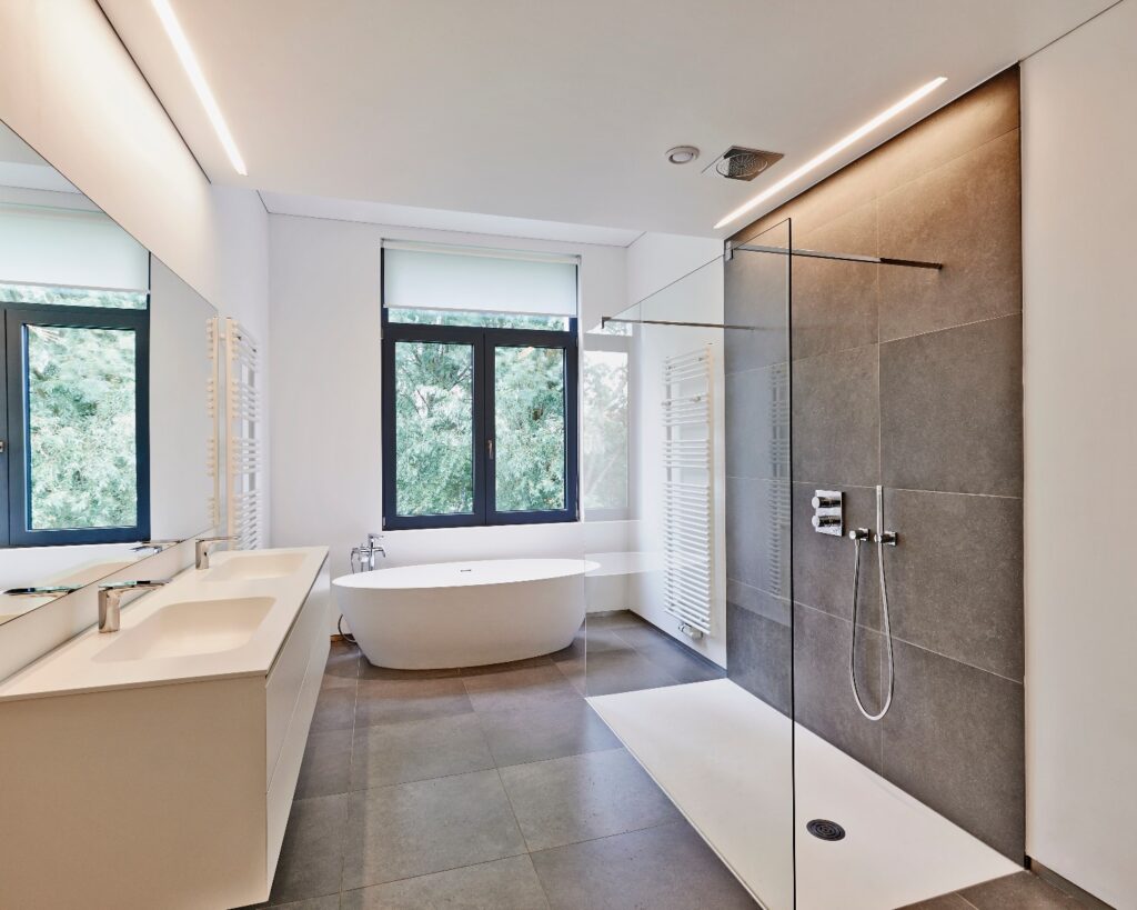 Luxuriöses modernes Badezimmer