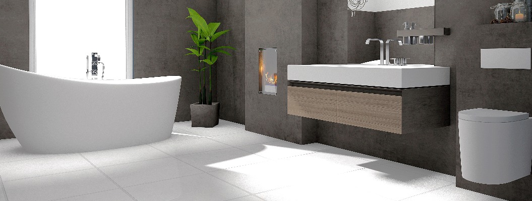 Luxuriöses modernes Badezimmer mit freistehender Badewanne