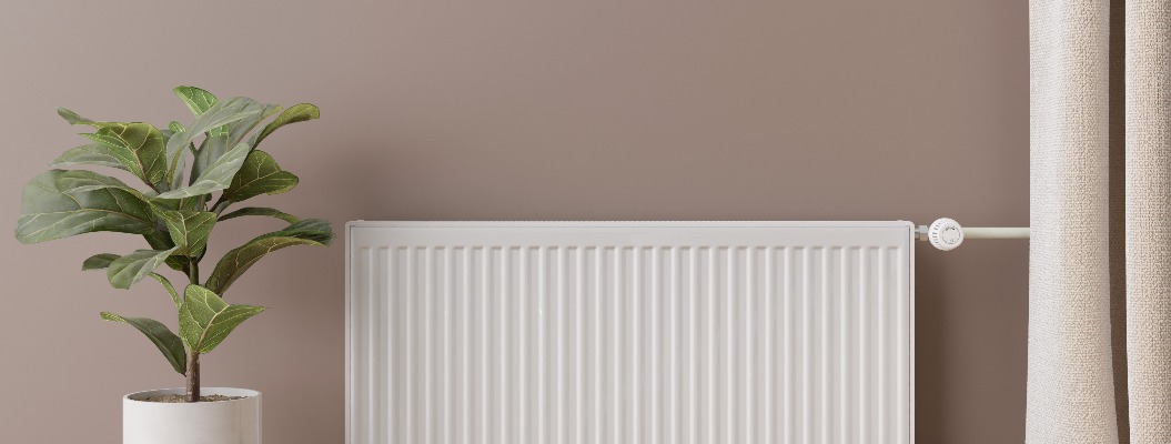 Weißer Heizungsradiator mit Thermostat an der braunen Wand. Zentrale Heizungsanlage. Freier, kopierbarer Platz für Ihren Text. 3D-Rendering.
